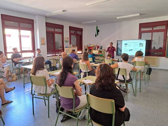 Los docentes del Camilo Hernández aprenden a usar los dispositivos digitales