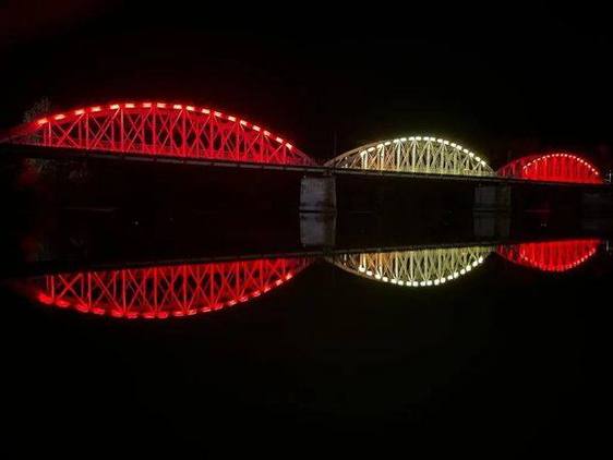 El Puente de Hierro de Coria permanecerá iluminado con la bandera de España