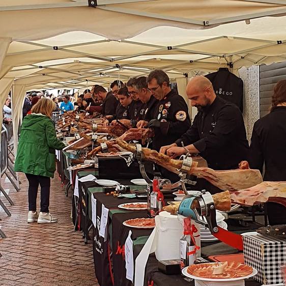 Más de 40 cortadores de jamón recaudan 2.970 euros para AXPAY Coria