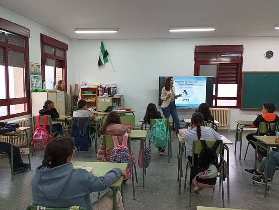 Los alumnos del Camilo Hernández aprenden sobre Agencia Tributaria