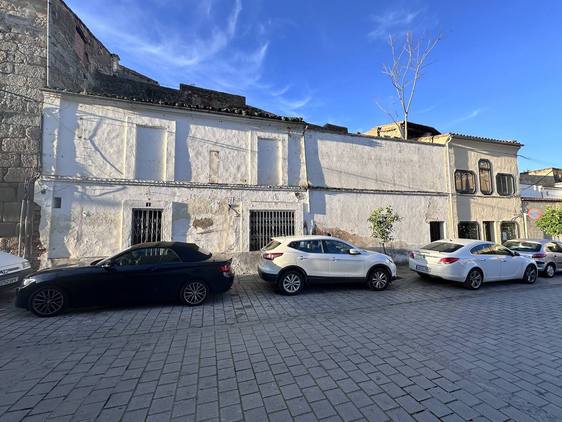 Coria trabaja en el proyecto de demolición de dos casas con el fin de descubrir la Muralla Romana