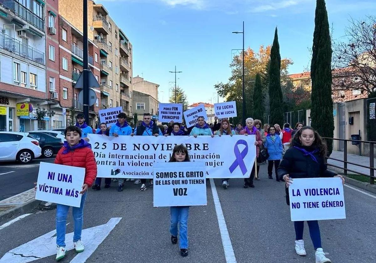 Cientos de caurienses se vuelcan en la Marcha Morada del 25N