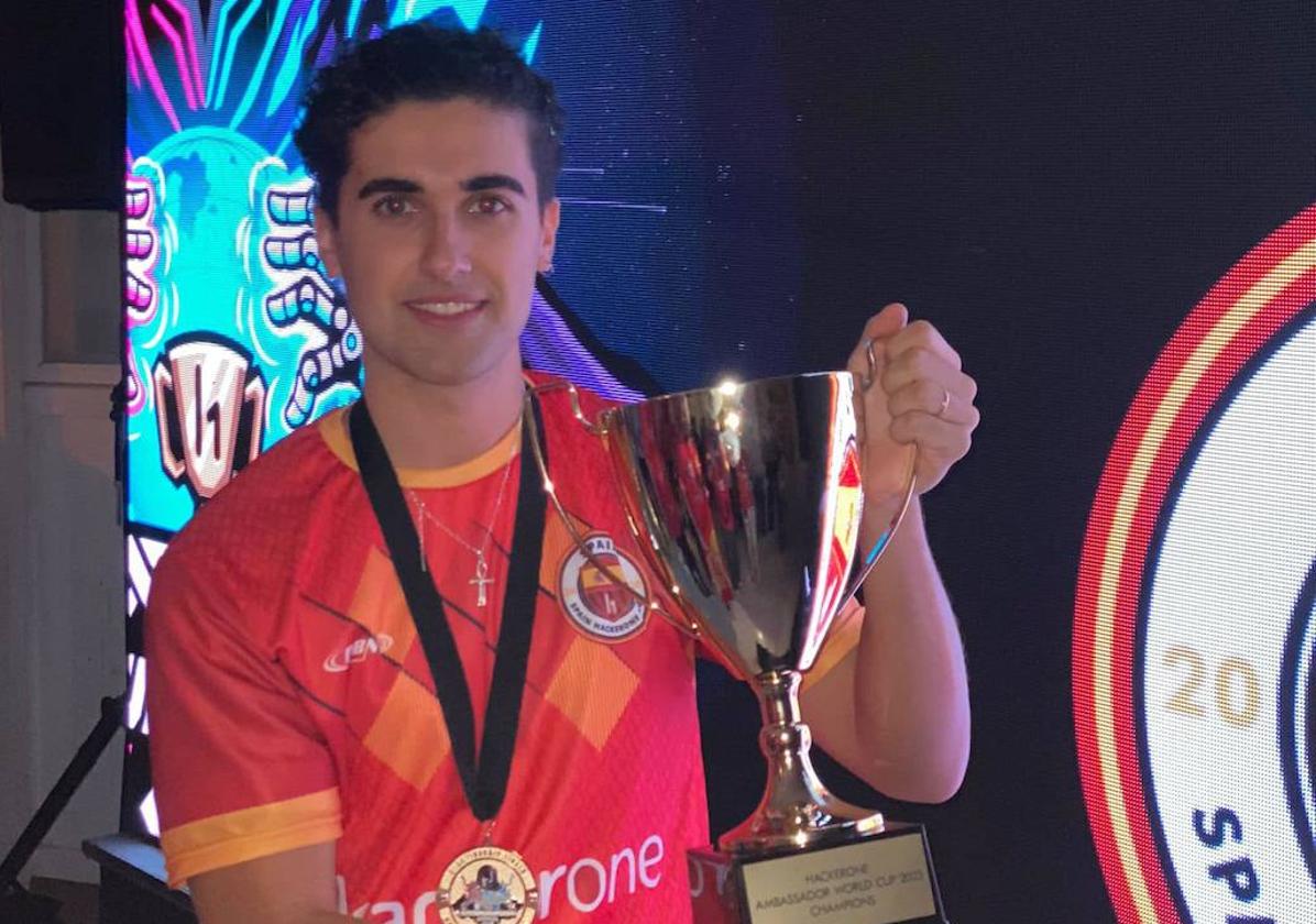 El cauriense con el trofeo.