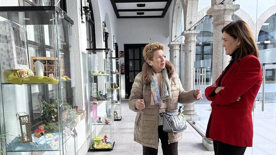 María de Valdefuentes muestra 333 belenes en miniaturas en el patio de cristal