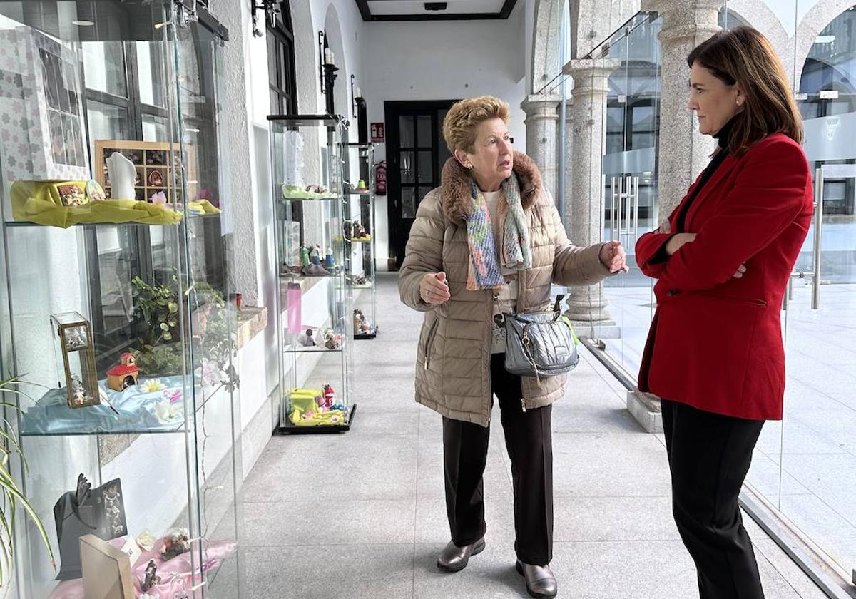María de Valdefuentes muestra 333 belenes en miniaturas en el patio de cristal