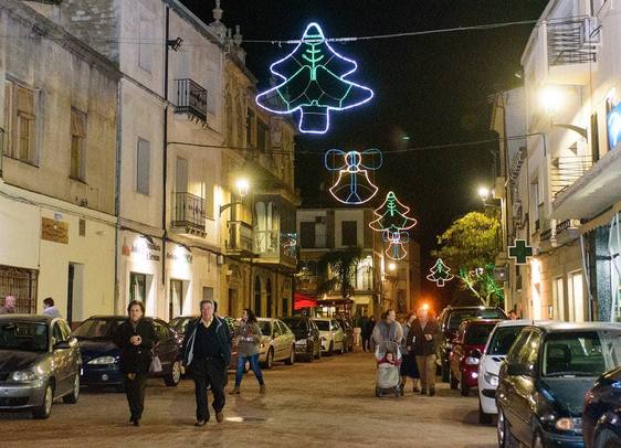 Coria viste de gala sus establecimientos comerciales para vivir una noche mágica