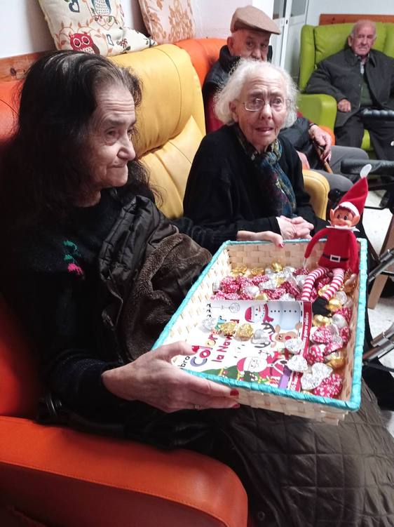 El duende elfo «Rafael» visita la residencia de Mayores Santa Isabel