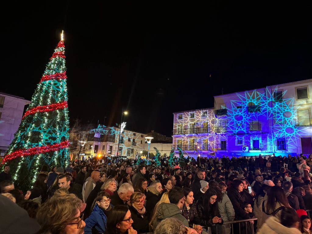 Cientos de caurienses acogen a los Reyes Magos en su llegada a Coria
