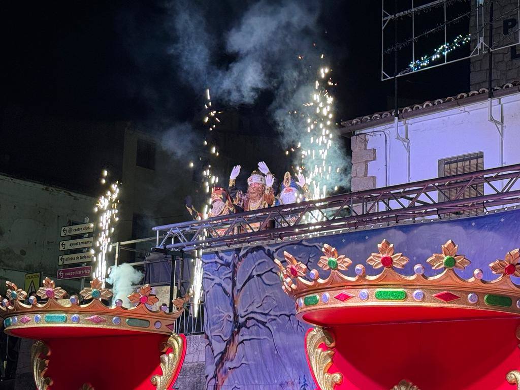 Cientos de caurienses acogen a los Reyes Magos en su llegada a Coria
