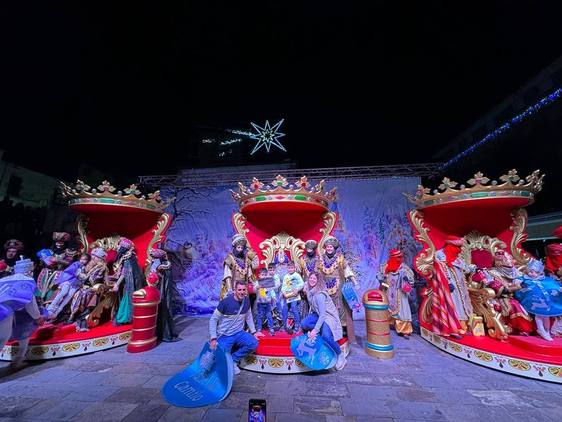 Cientos de caurienses acogen a los Reyes Magos en su llegada a Coria