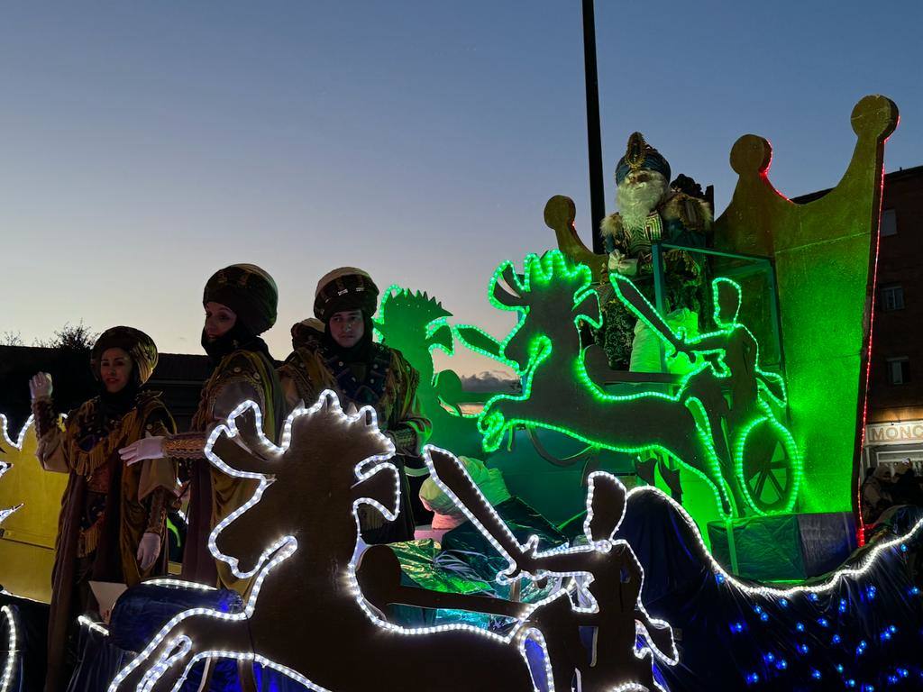 Cientos de caurienses acogen a los Reyes Magos en su llegada a Coria