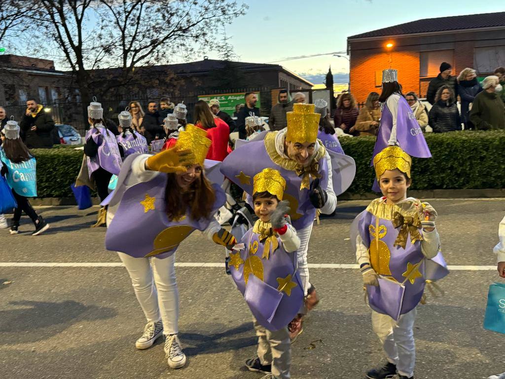 Cientos de caurienses acogen a los Reyes Magos en su llegada a Coria