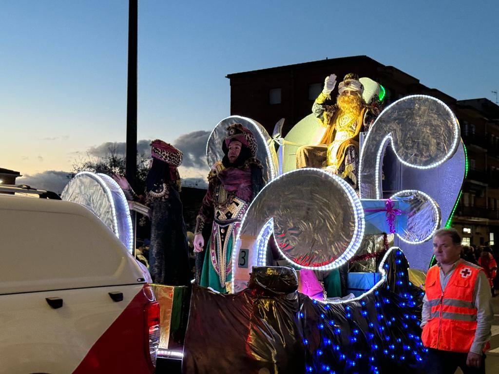 Cientos de caurienses acogen a los Reyes Magos en su llegada a Coria
