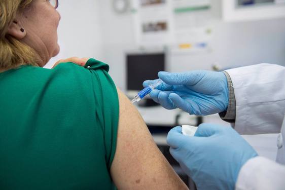 Desde esta tarde ya puedes vacunarte contra la gripe y el Covid en el Hospital de Coria