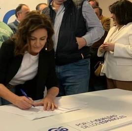 Almudena Domingo firmando el acuerdo.