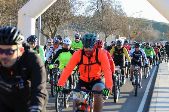 Un centenar de participantes se han dado cita en la XVI Marcha BTT «Medina Cauria» 2024
