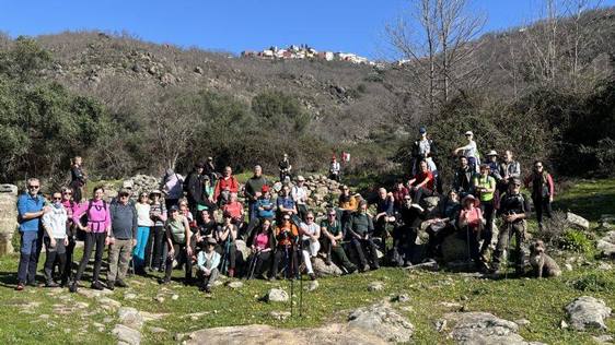 Más de medio centenar de senderistas participan en la primera ruta de la temporada 2024