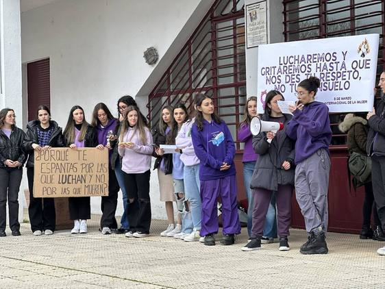 El IES Alagón de Coria organiza una concentración con motivo del Día Internacional de la Mujer