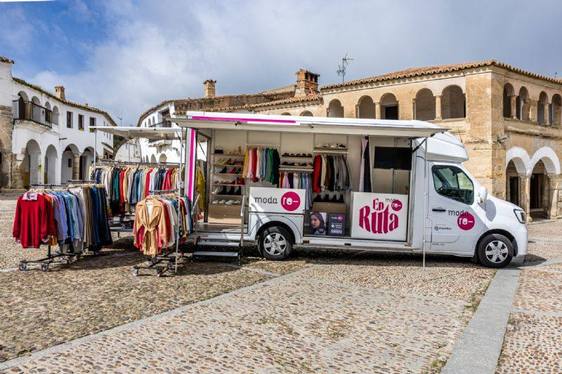 Moda re-, el proyecto textil de Cáritas lanza en Cáceres la primera tienda itinerante y también llegará a Coria