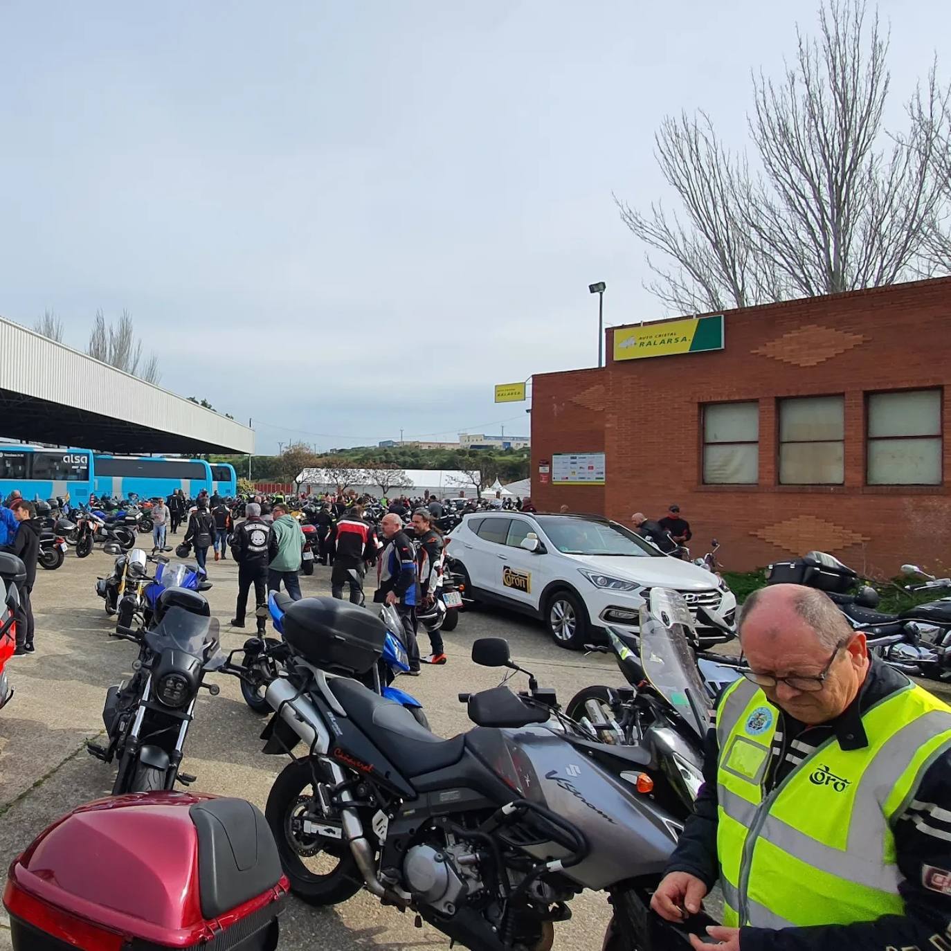 Ambientazo en la primera salida del año de la Peña Motera Esperando