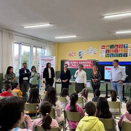 Visita de la Hermandad de Sangre a los colegios.