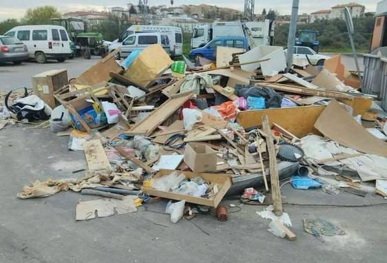 Críticas por la acumulación de basuras en el polígono Las Lagunillas de Coria