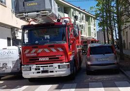 Camiones de bomberos en la calle Alhambra.