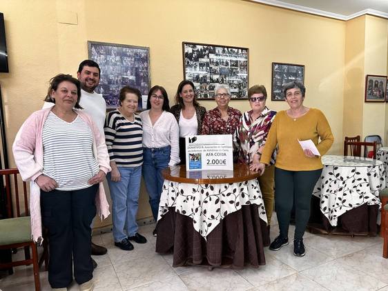 La Asociación de Mujeres de Coria y Comarca hace entrega de un cheque por valor de 2.000 euros para AFA Coria