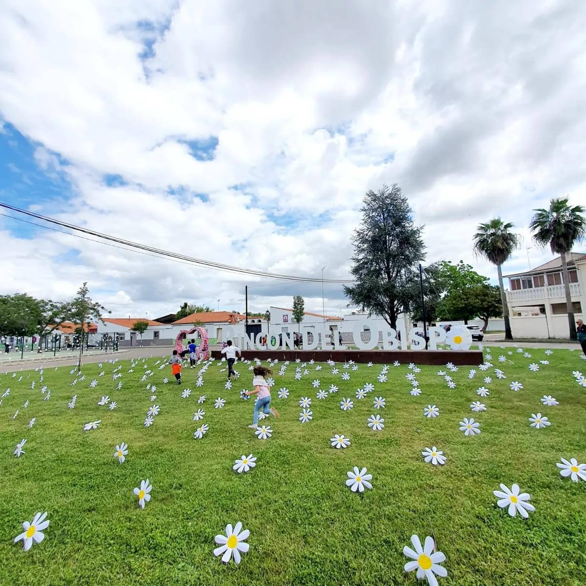 Vecinos del Rincón del Obispo asisten a su IX Festival de las Flores