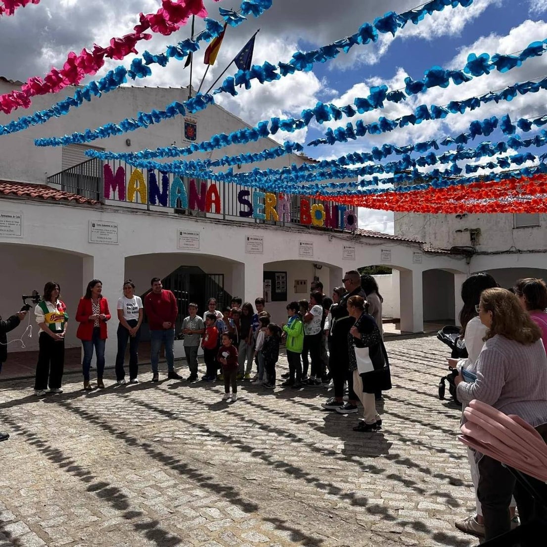 Vecinos del Rincón del Obispo asisten a su IX Festival de las Flores