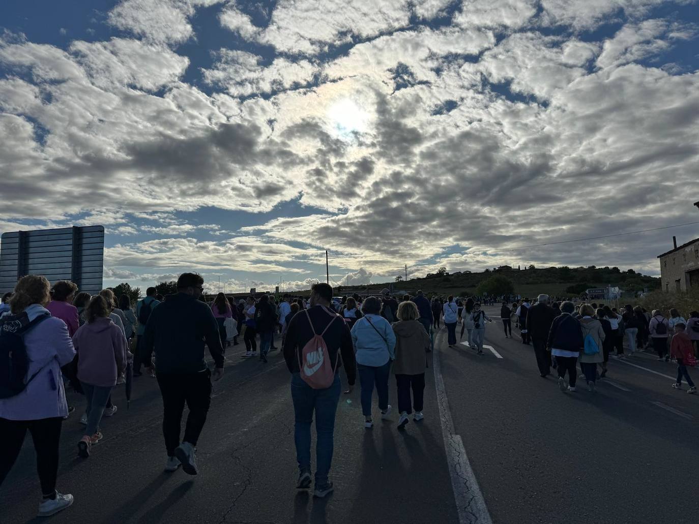 Miles de caurienses reciben a la Morenita en su llegada a Coria