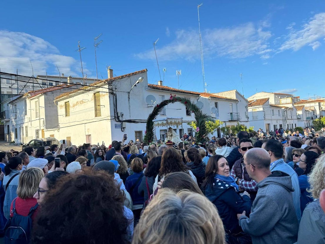 Miles de caurienses reciben a la Morenita en su llegada a Coria