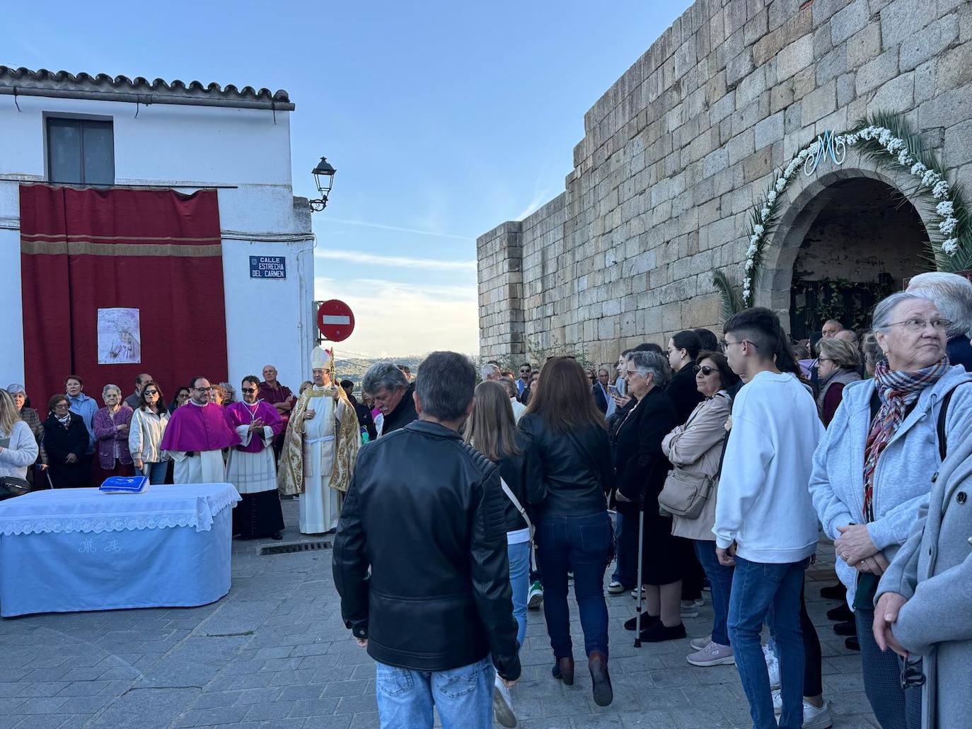 Miles de caurienses reciben a la Morenita en su llegada a Coria