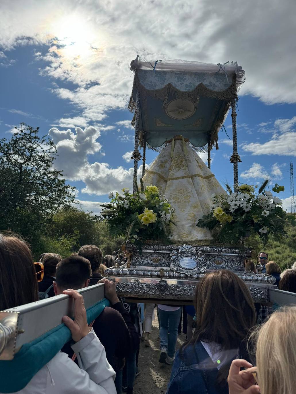 Miles de caurienses reciben a la Morenita en su llegada a Coria