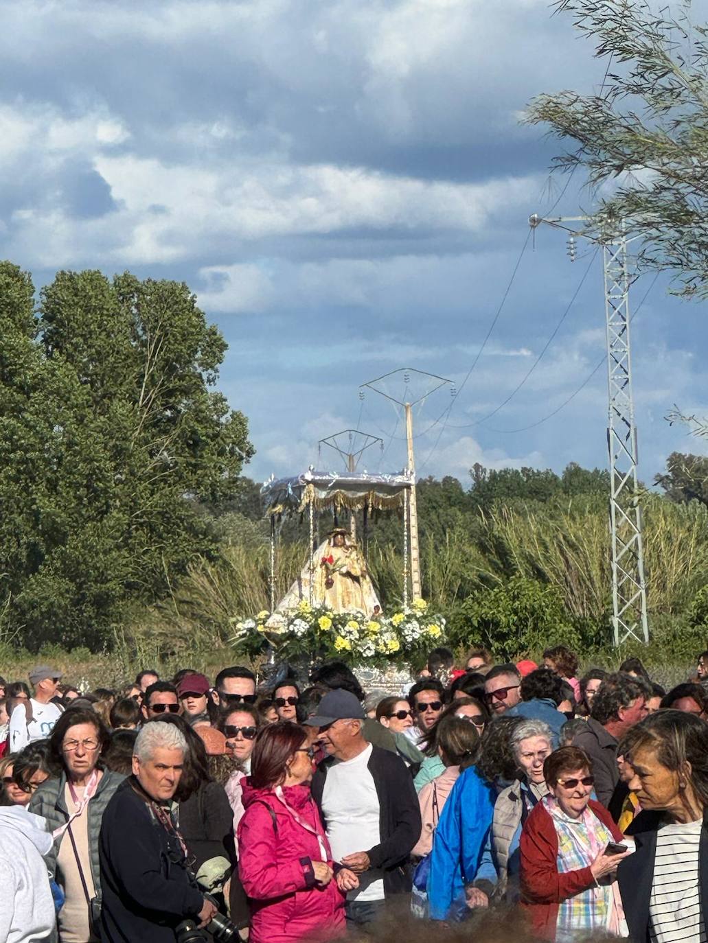 Miles de caurienses reciben a la Morenita en su llegada a Coria