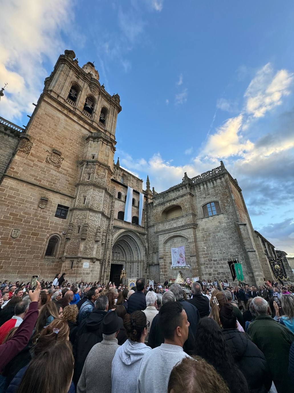 Miles de caurienses reciben a la Morenita en su llegada a Coria