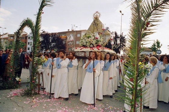 La morenita se despide de Coria paseando por sus calles