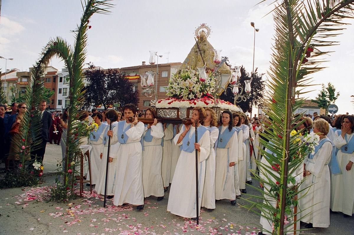 Los Hermanos de carga portan a la Virgen de Argeme.