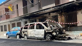 Vehículo incendiado.