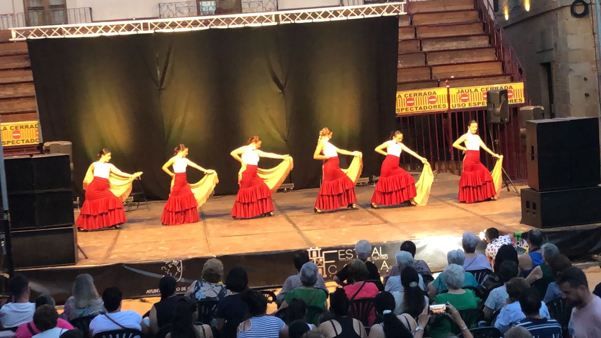 El Grupo Flamenco Azabache ilumina la Plaza de España de Coria