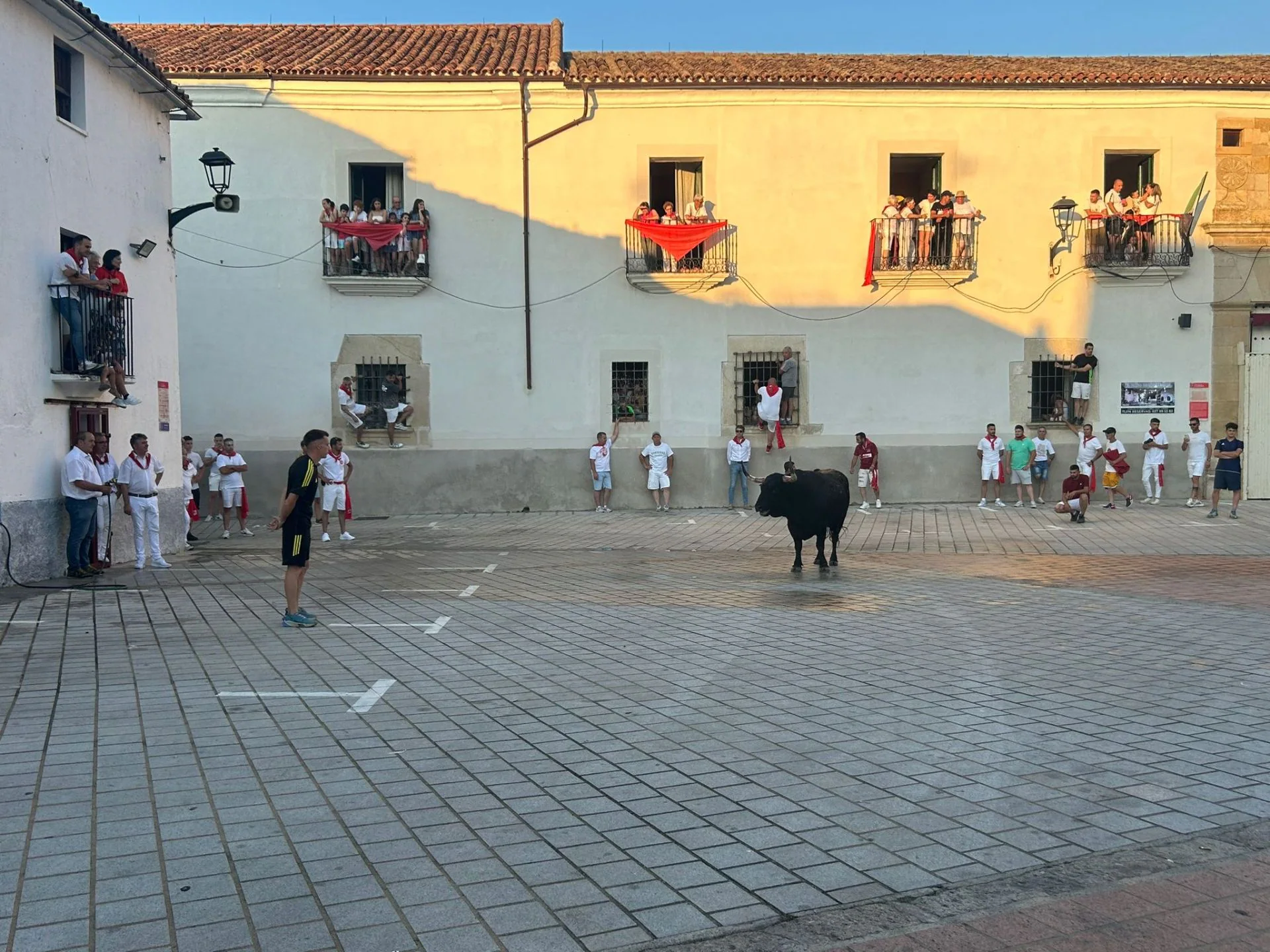 Primera cogida de San Juan durante la lidia de Brezo | Hoy