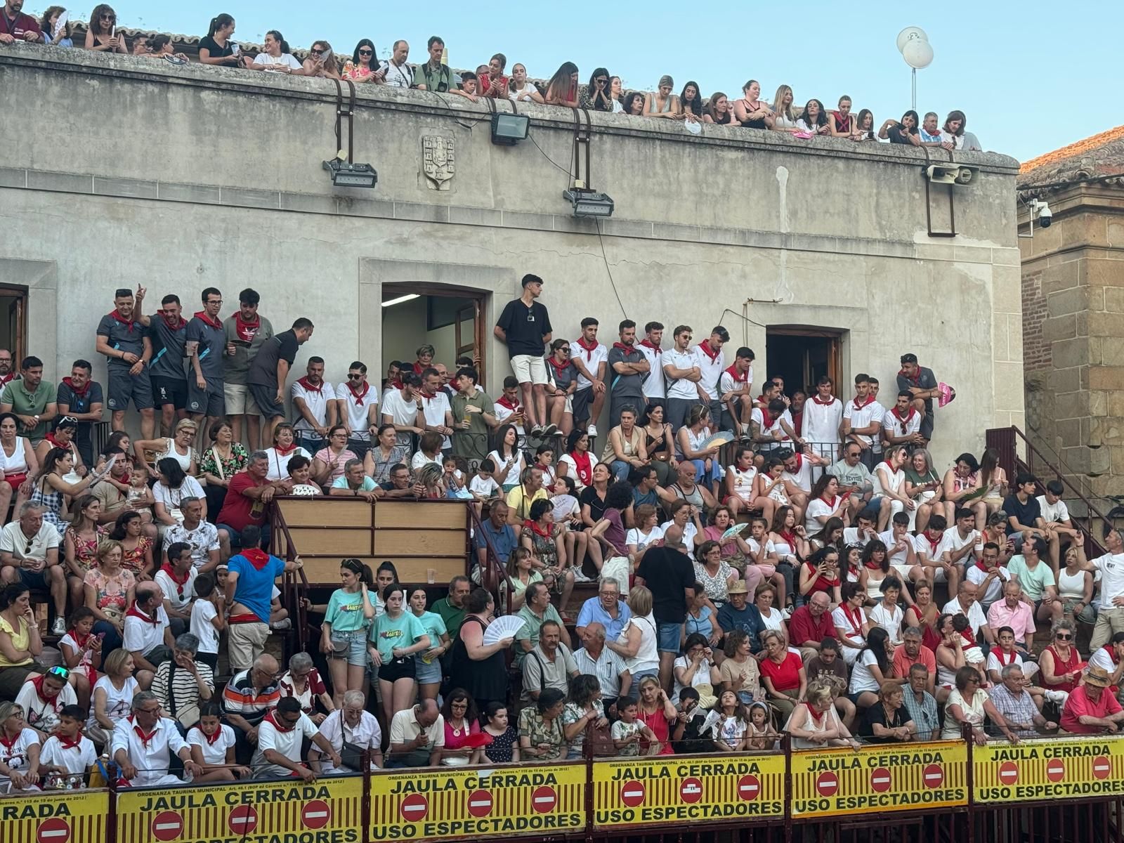 CD Coria en el balcón del antiguo Ayuntamiento.