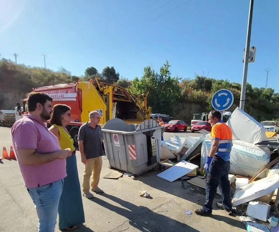 Almudena Domingo inspecciona el funcionamiento del camión «tragamuebles» en Coria