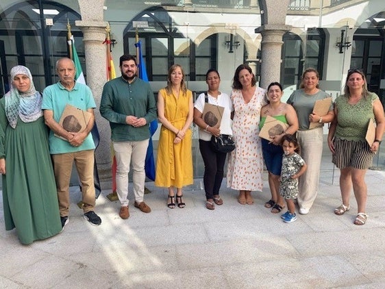La secretaria de Vivienda entrega las llaves de cinco inmuebles sociales en Coria tras invertir la Junta 75.000 euros