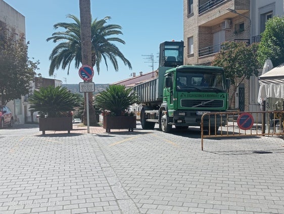 Una avería de agua provoca cortes de tráfico en varias calles de Coria 