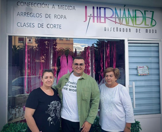 J. Hernández se une a la lucha contra el cáncer de mama con un escaparate especial