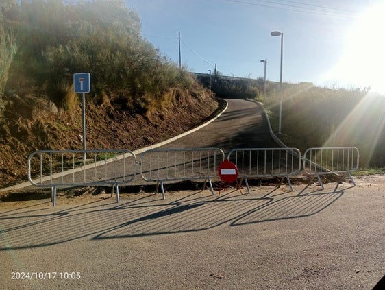 Corte de tráfico en el acceso al Polígono Los Rosales por la Calle Las Américas