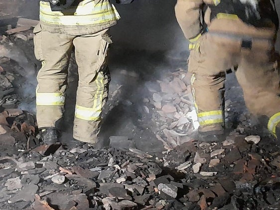Bomberos del SEPEI de Coria intervienen en el incendio de una vivienda en Valverde del Fresno con un fallecido