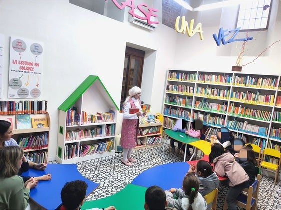 Alumnos del CEIP Virgen de Argeme disfrutan de una jornada de cuentos en la Biblioteca Municipal de Coria