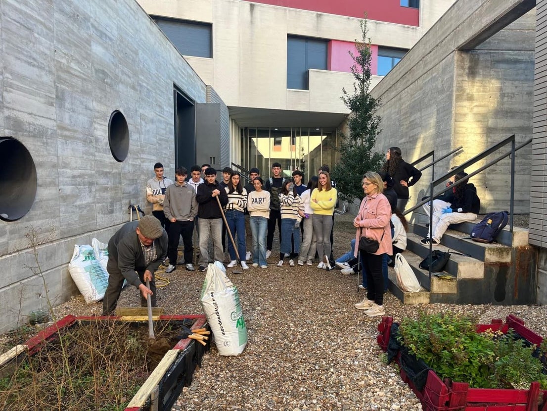 El IES Caurium de Coria inaugura un huerto escolar en colaboración con el proyecto intergeneracional